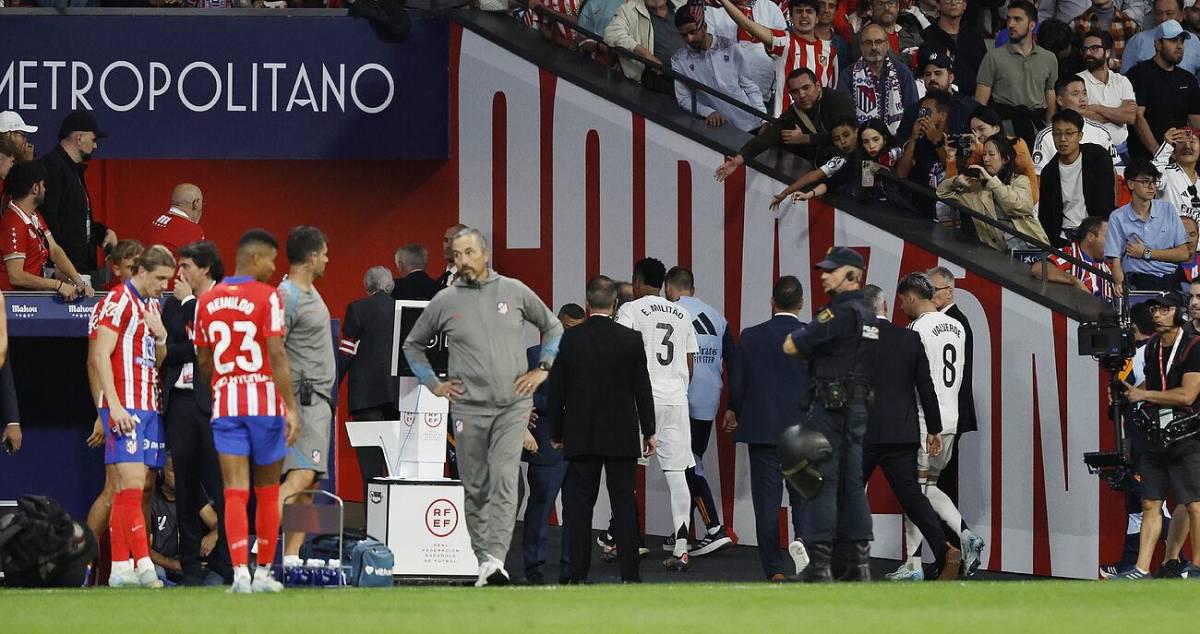 No se vio: objetos lanzados al campo y bronca de Vinicius en el Atlético-Real Madrid