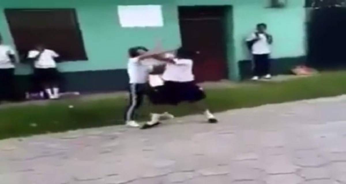 Estudiantes se propinan tremenda paliza en colegio de Santa Bárbara