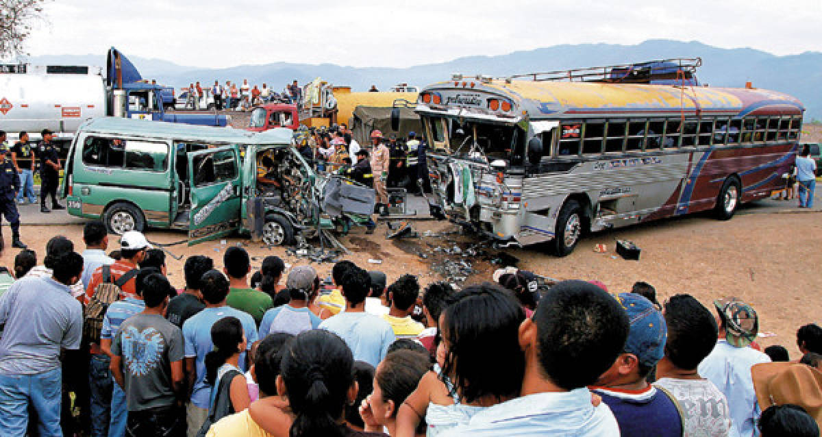 Siete muertos y 13 heridos deja choque entre autobuses en el norte de Honduras