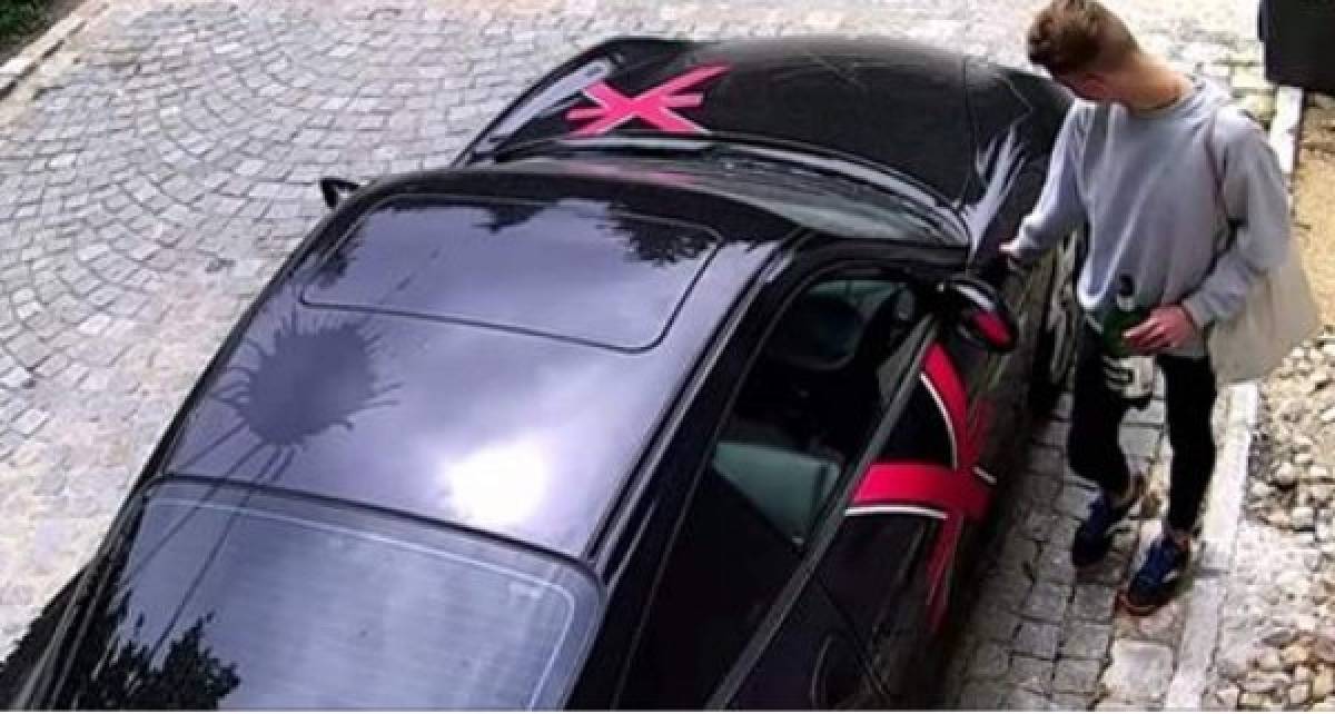 Por simpatizar con el nazismo rayan coche de un cantante checo