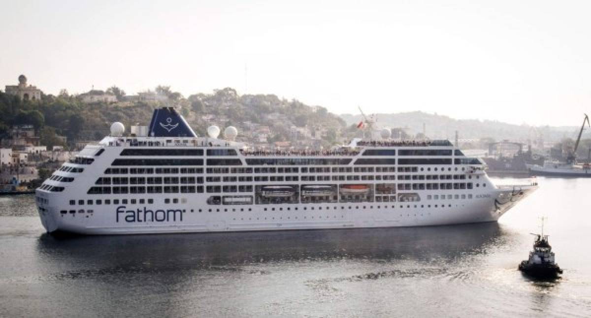 Atraca en La Habana el primer crucero entre EEUU y Cuba en medio siglo