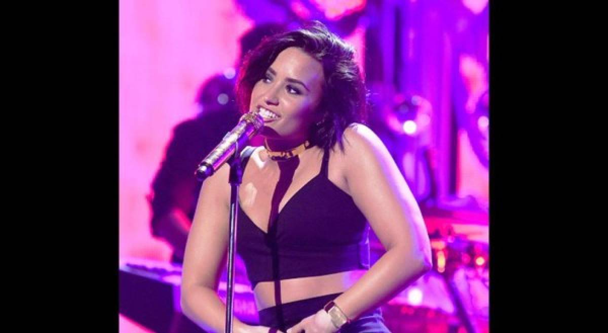 Demi Lovato sufre aparatosa caída en pleno concierto