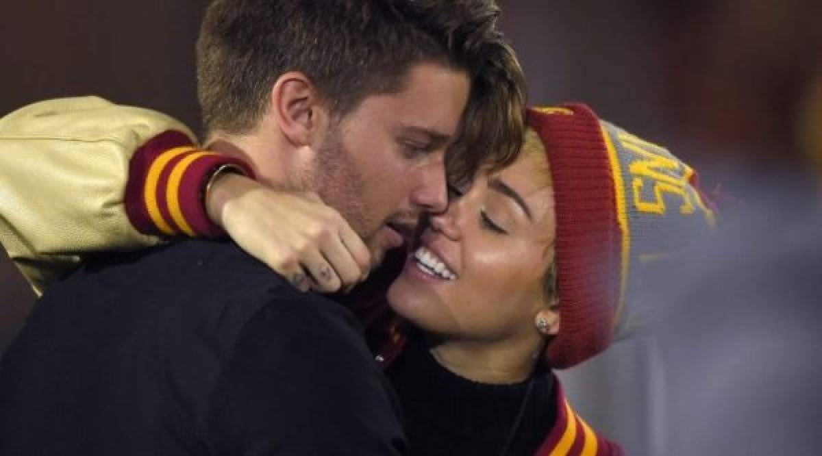 El novio de Miley Cyrus la trata de 'sucia'