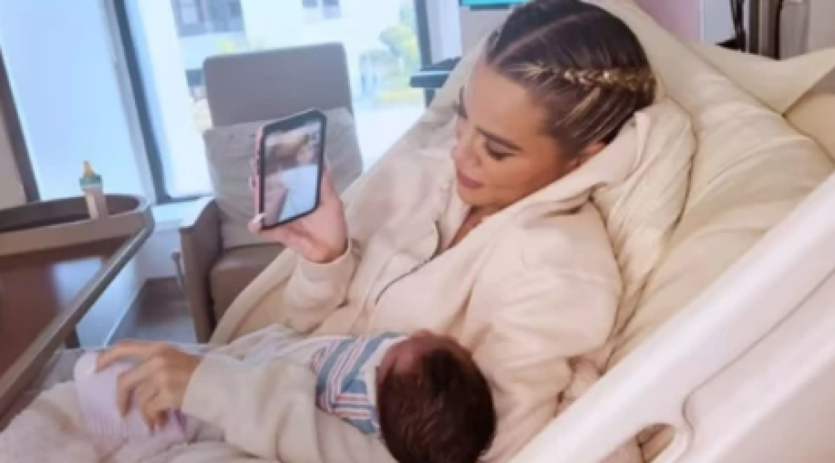 Khloé presentó a su hijo con su familia a través de una videollamada.