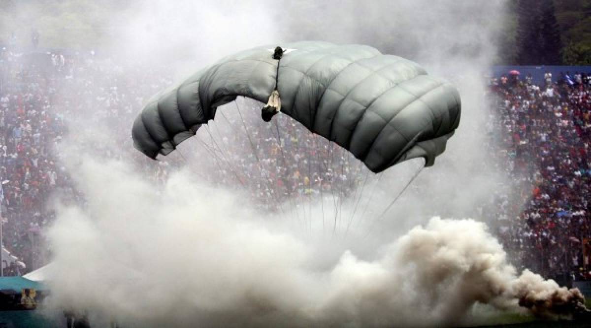 Un salto al vacío para honrar a la patria