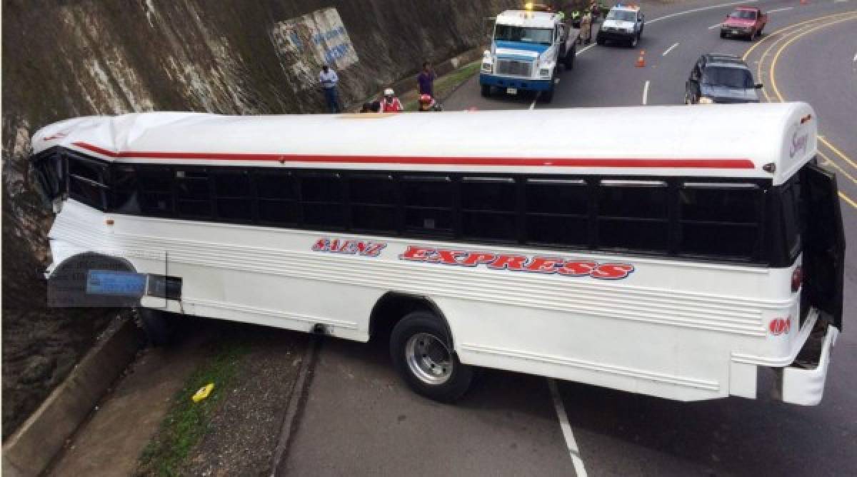 Doce heridos en accidente de bus en Comayagua