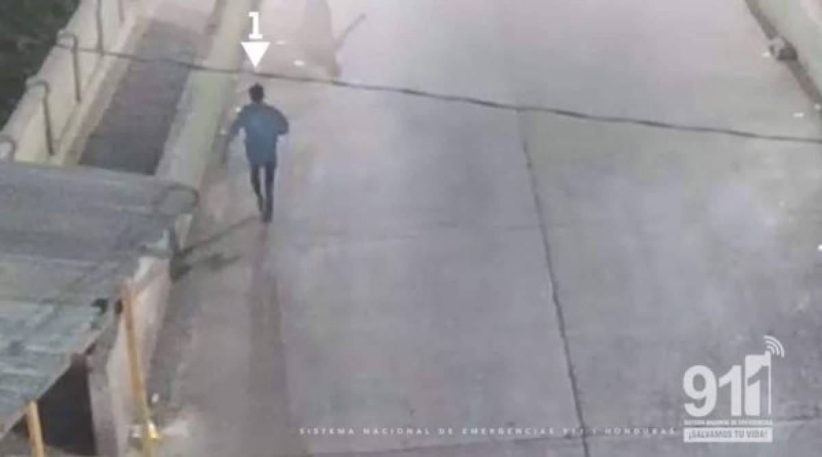 Momento en que uno de los sospechosos corre tras cometer el hecho violento. Foto captura 911