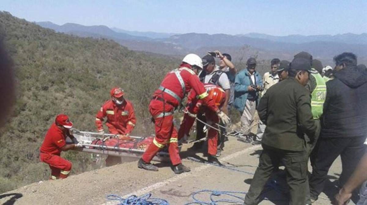 Mueren 17 personas al desbarrancarse autobús en Bolivia 