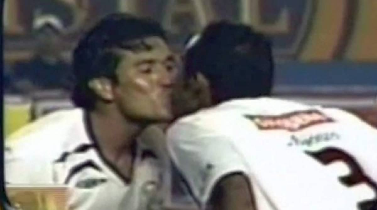 Los 15 besos más polémicos del fútbol