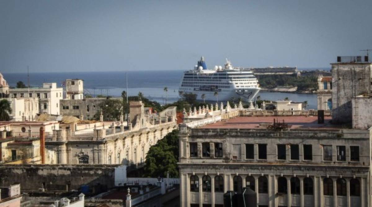 Atraca en La Habana el primer crucero entre EEUU y Cuba en medio siglo