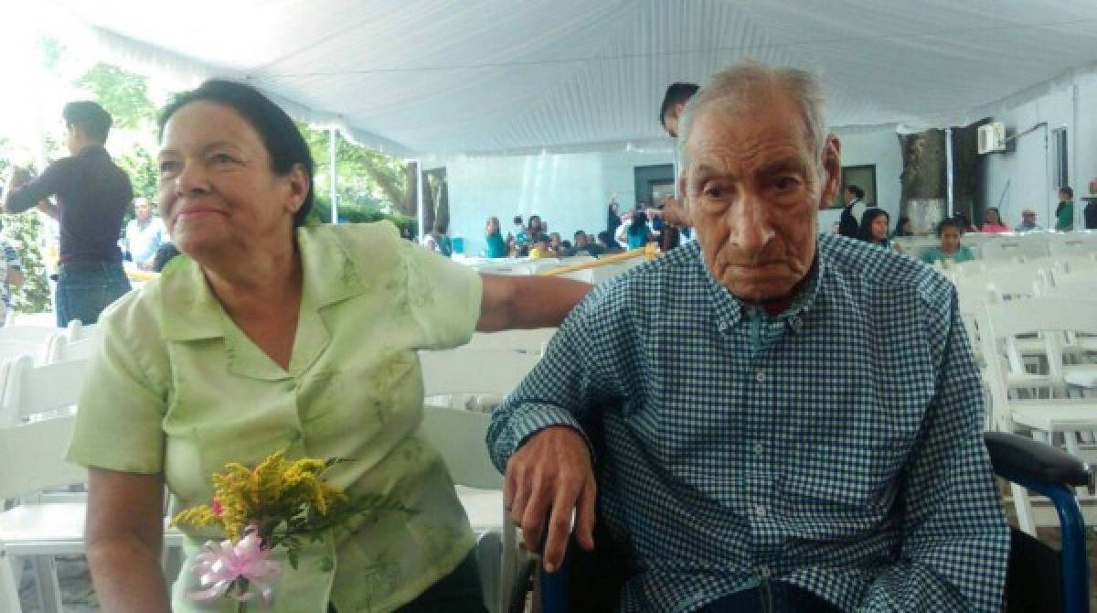 Tras 52 años de vida juntos, pareja hondureña decidió darse el sí