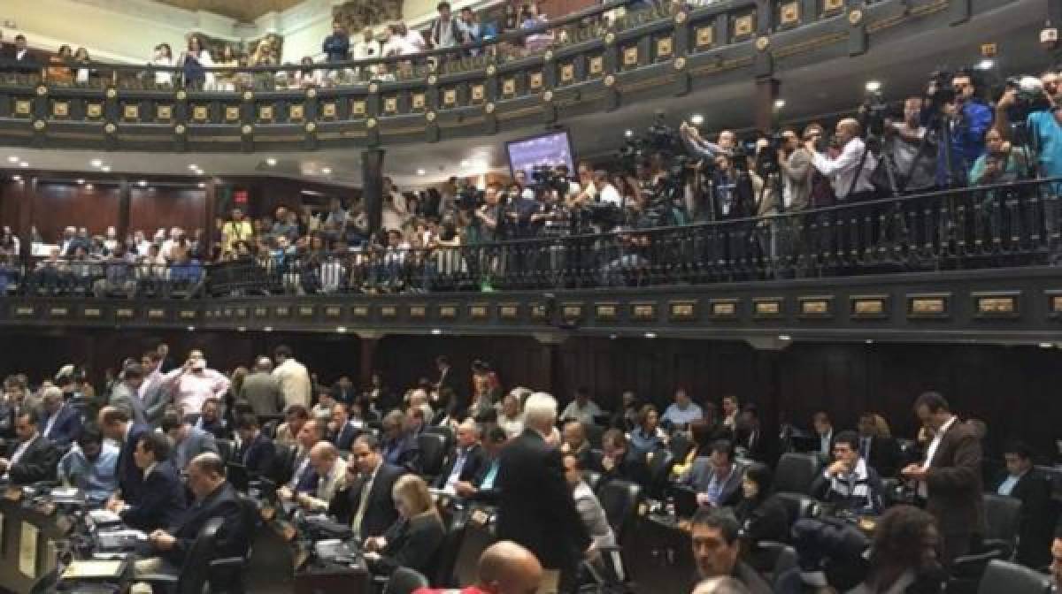 Siete argumentos clave del Parlamento para declarar 'abandono del cargo' de Maduro   