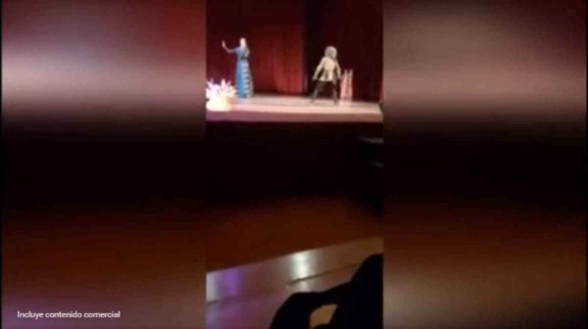 Video: Bailarín muere en un escenario mientras montaba su espectáculo