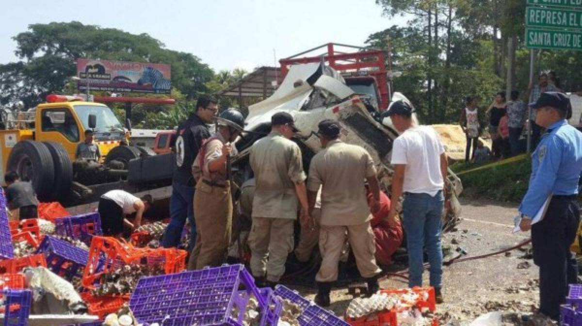 Cinco heridos tras volcamiento de camión cargado de huevos