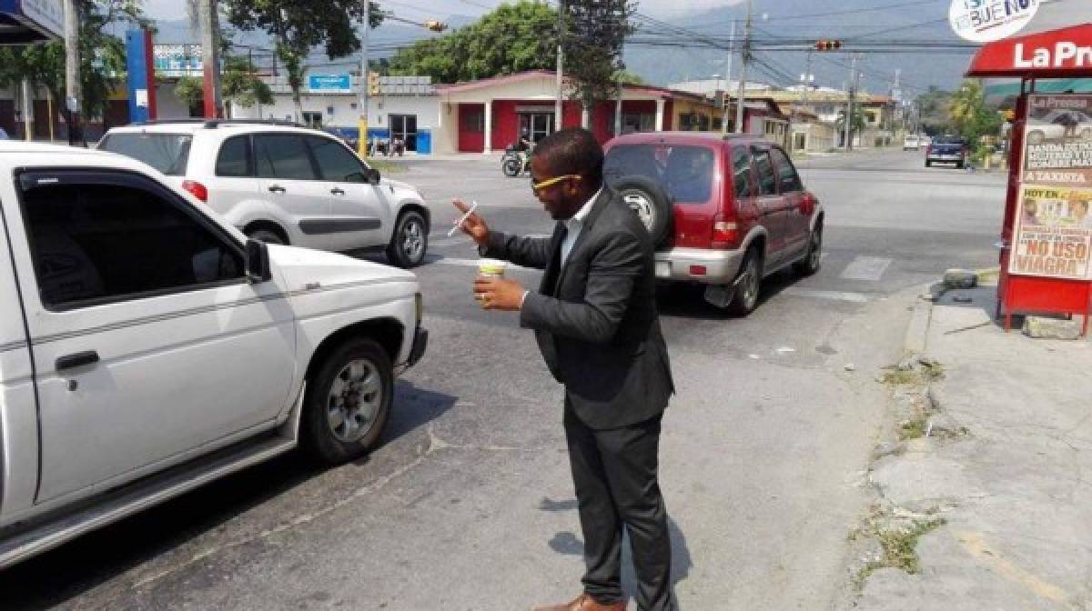 Con saco y corbata, hondureño vende horchata en San Pedro Sula