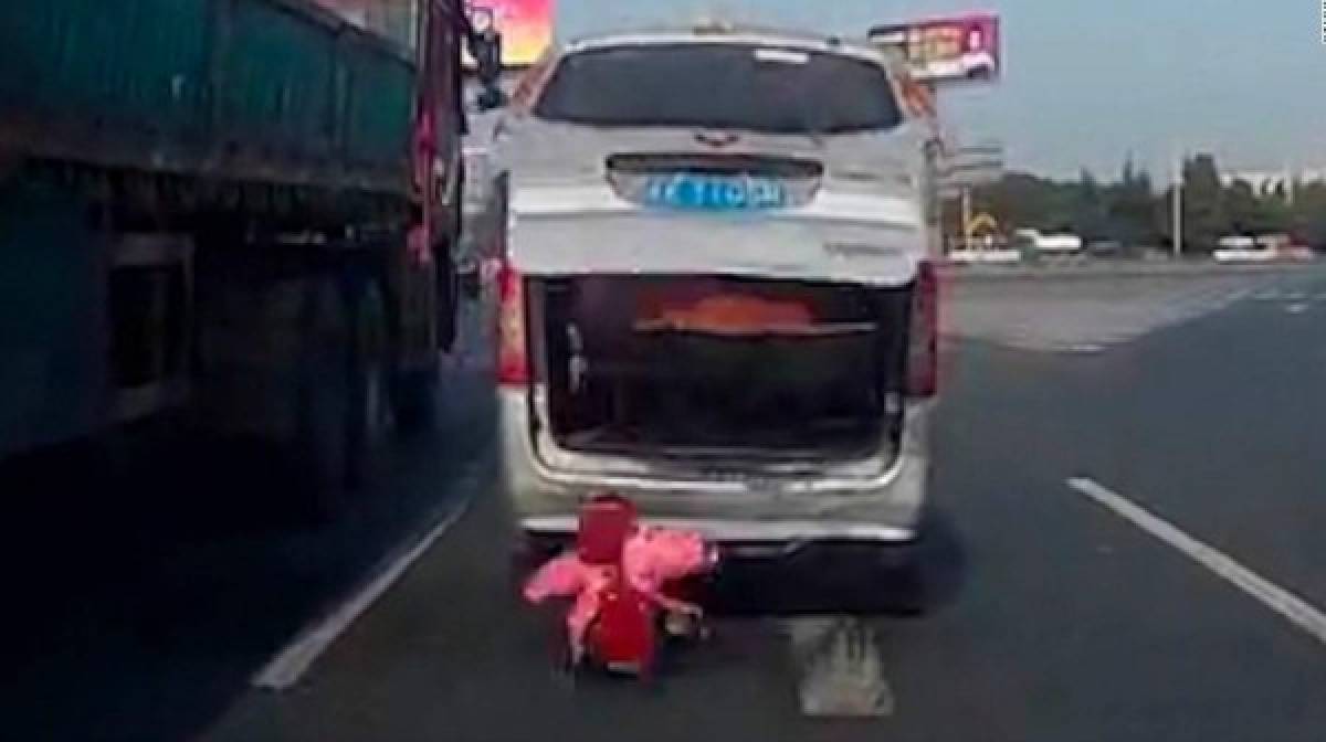 Video capta la caída de un niño de una camioneta en movimiento en China