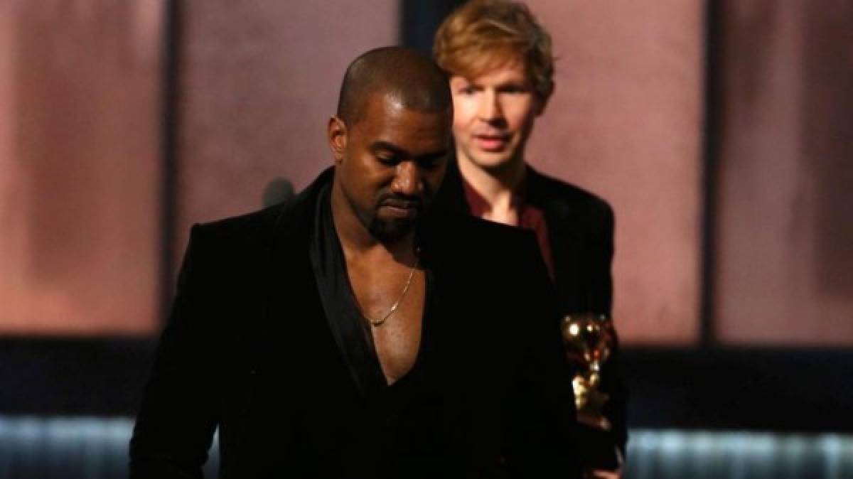 El papelón del esposo de Kardashian en los Grammy 2015