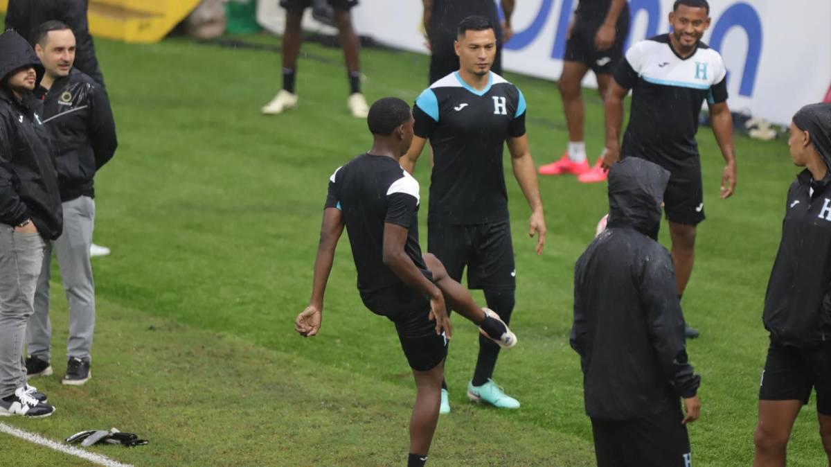 Honduras entrena bajo la lluvia previo al juego ante México por la Nations League