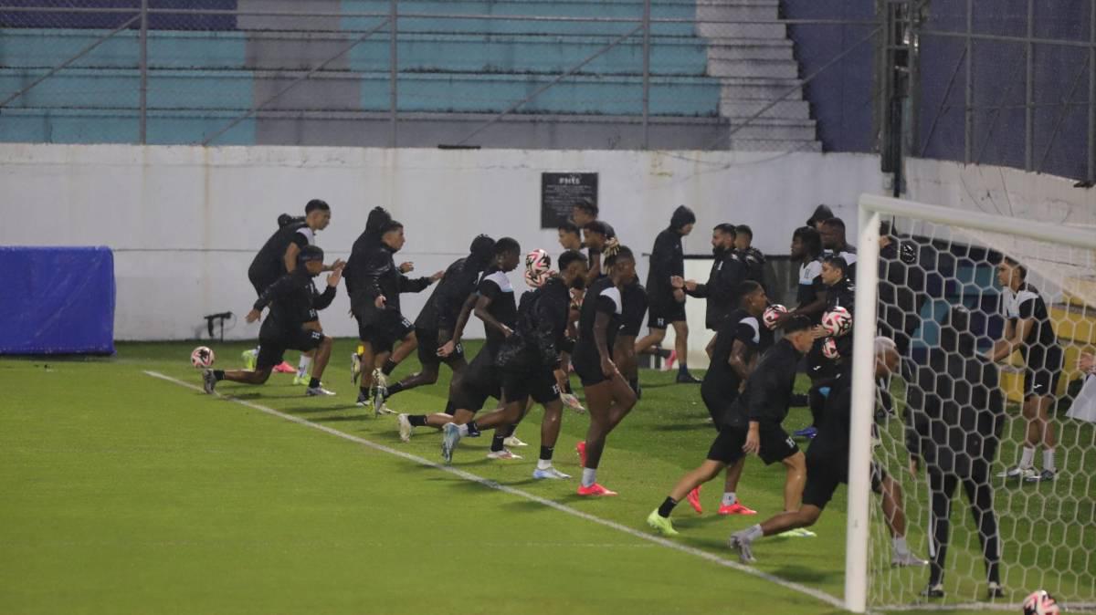 Honduras entrena bajo la lluvia previo al juego ante México por la Nations League