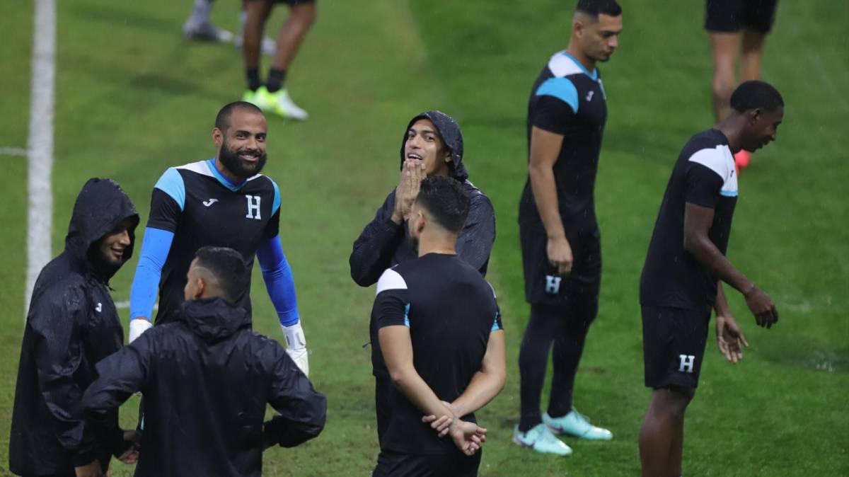 Honduras entrena bajo la lluvia previo al juego ante México por la Nations League