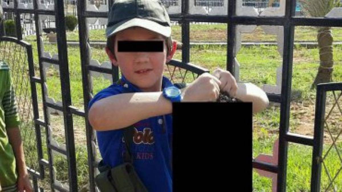 Escalofriante foto de un yihadista de 7 años que sostiene una cabeza