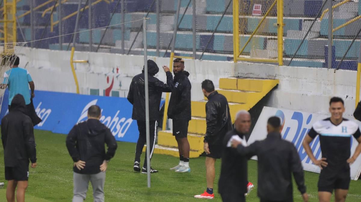 Honduras entrena bajo la lluvia previo al juego ante México por la Nations League