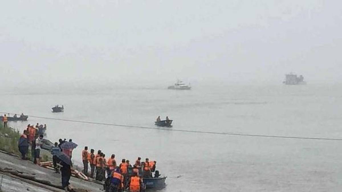 Un barco naufraga en China con más de 450 pasajeros a bordo