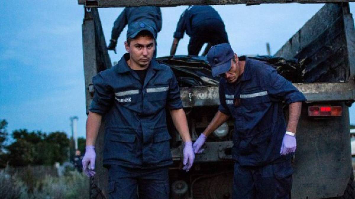 Trasladan los cuerpos de las víctimas del MH17 en camiones de basura  