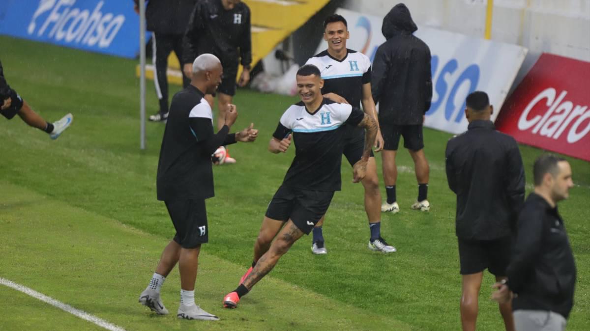 Honduras entrena bajo la lluvia previo al juego ante México por la Nations League