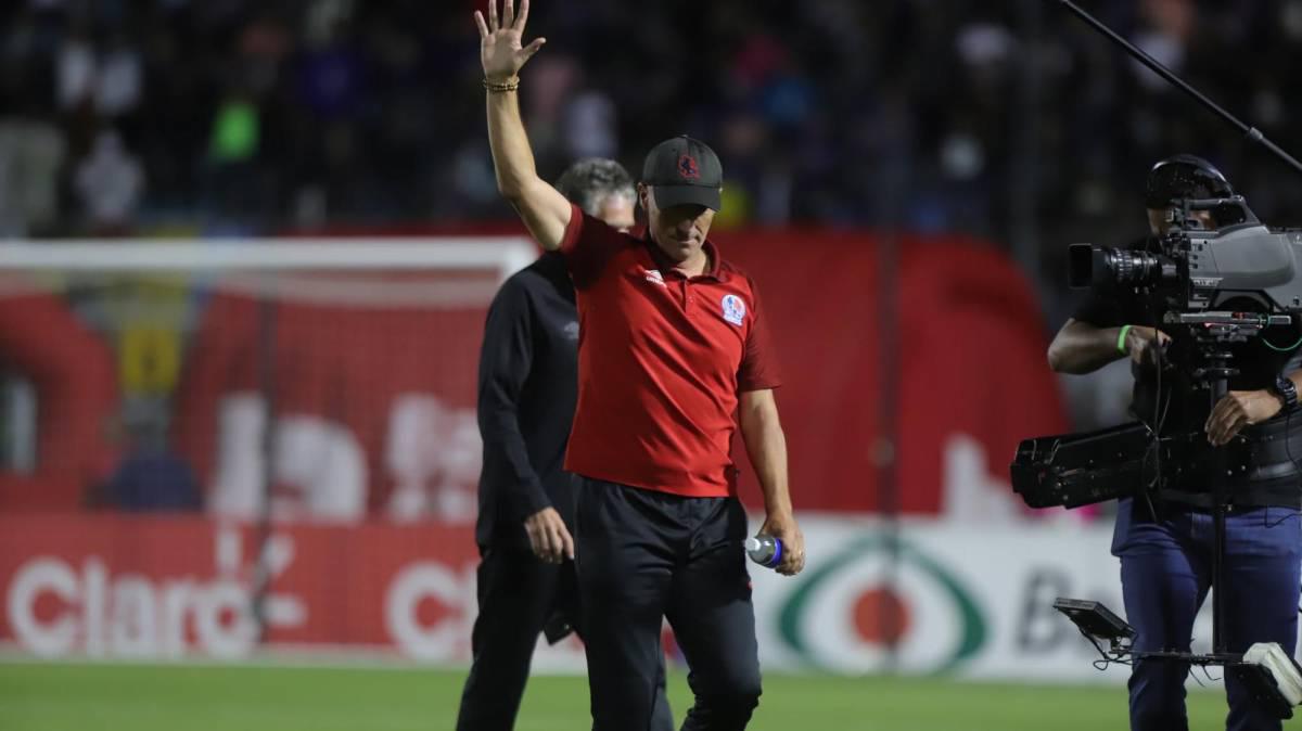 En fotos: Así fue la triste despedida de Pedro Troglio tras perder final ante Motagua