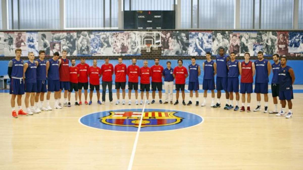 El Barça guarda un minuto de silencio en homenaje a víctimas de atentados