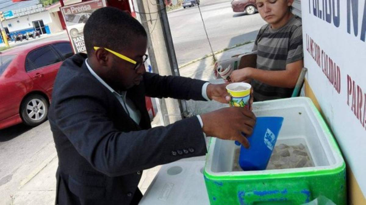 Con saco y corbata, hondureño vende horchata en San Pedro Sula