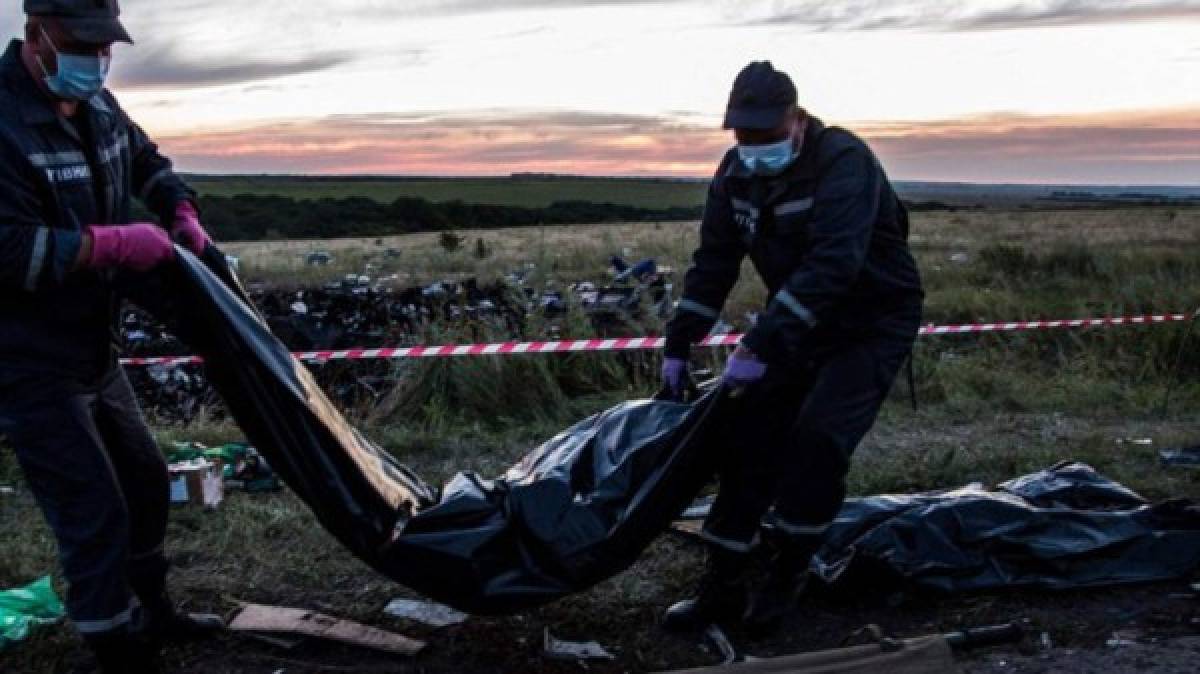 Trasladan los cuerpos de las víctimas del MH17 en camiones de basura  