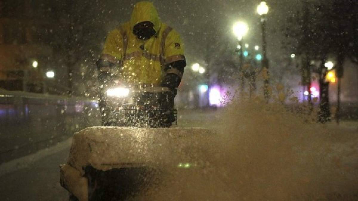 FOTOS: así resiste la gente bajo la súper nevada en Estados Unidos  