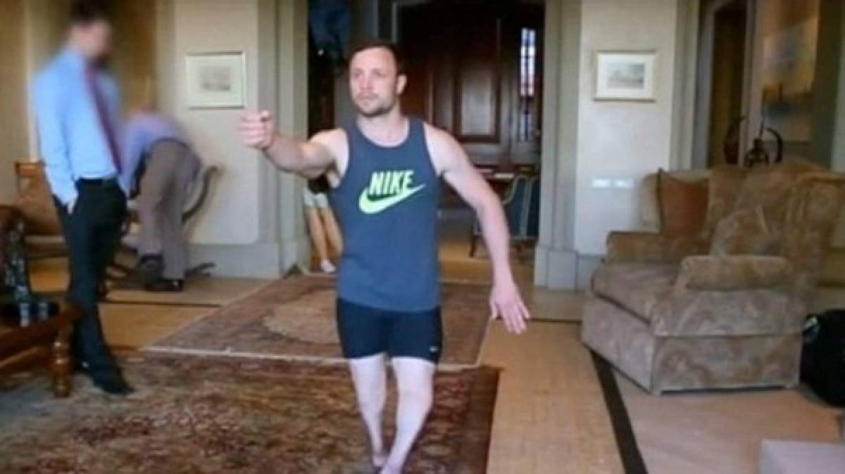 Revelan imágenes de cómo Pistorius reconstruyó el crimen de su mujer