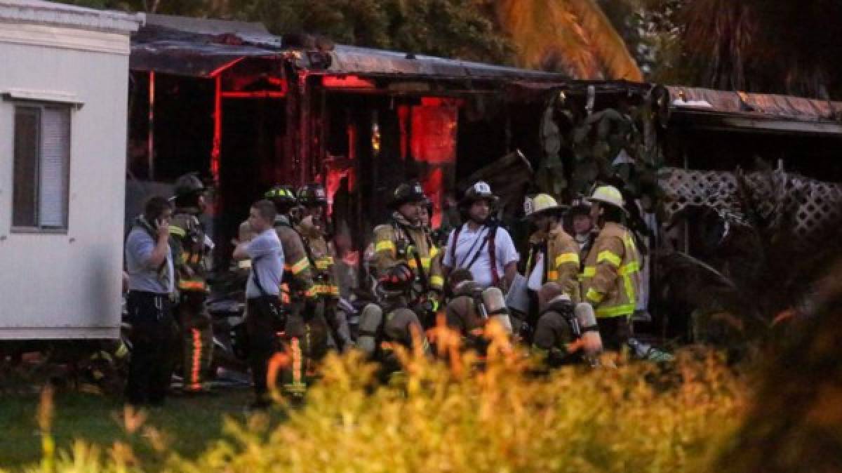 Dos muertos al estrellarse avión contra casa rodante en EEUU  