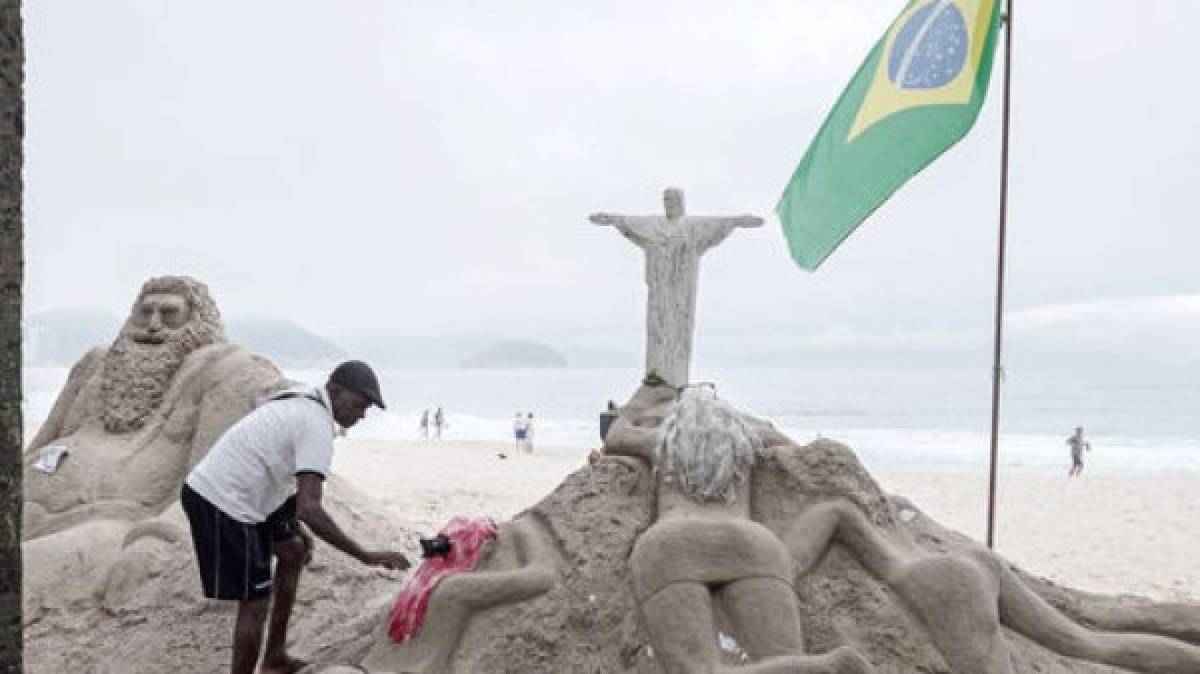 Esculturas sexy de mujeres de arena en Copacabana siembran discordia