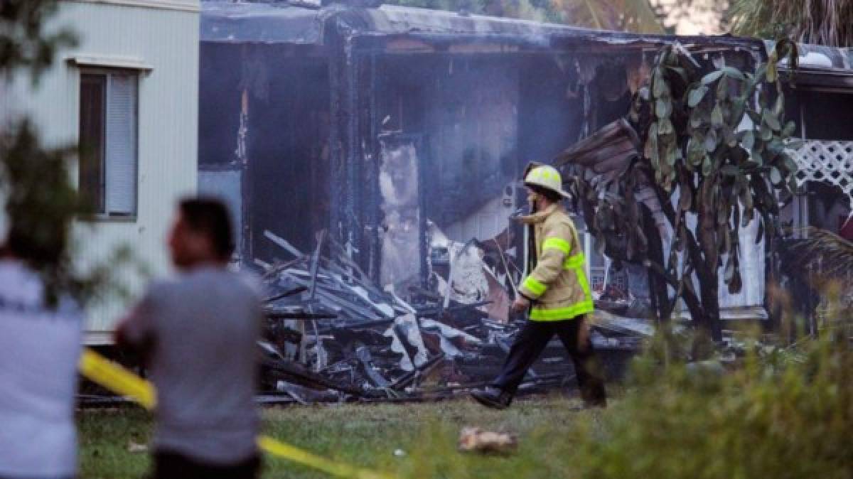 Dos muertos al estrellarse avión contra casa rodante en EEUU  