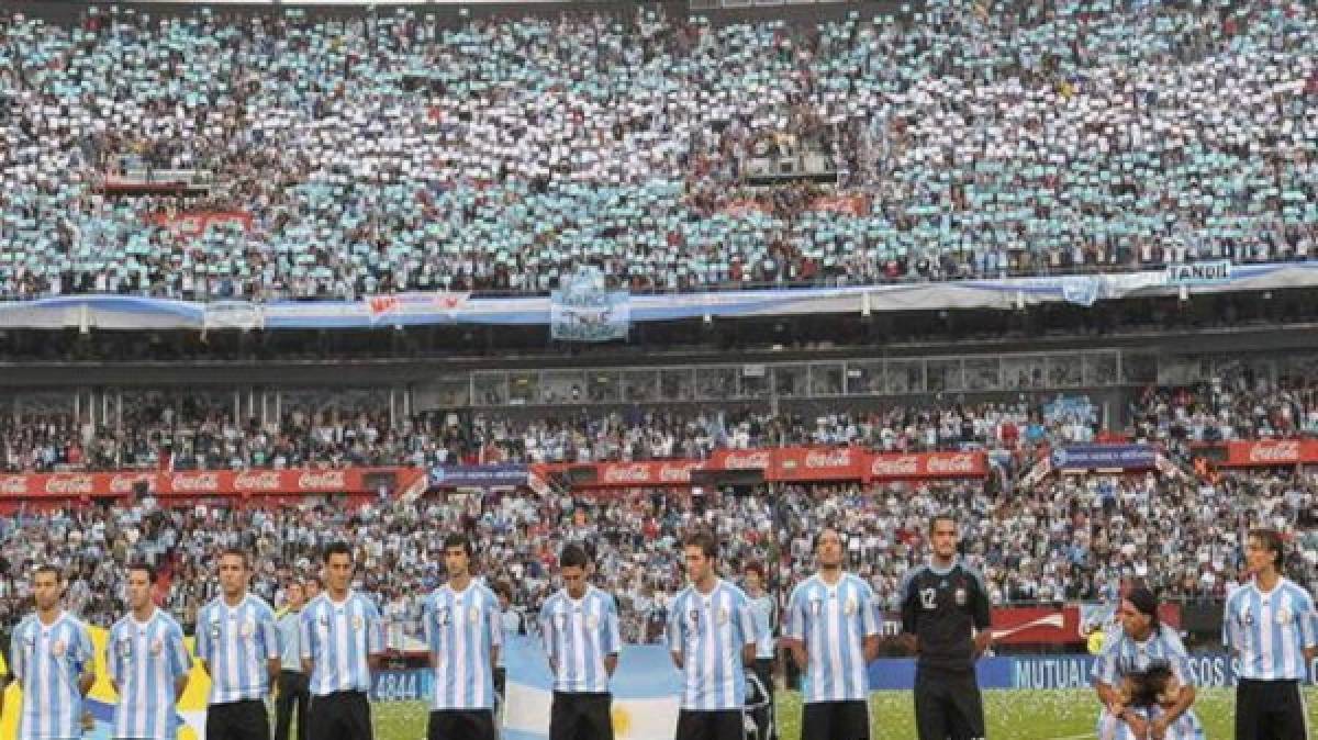 Argentina se consagró campeona del mundo en el Estadio Monumental al vencer a Alemania con gol de Mario Kempes.