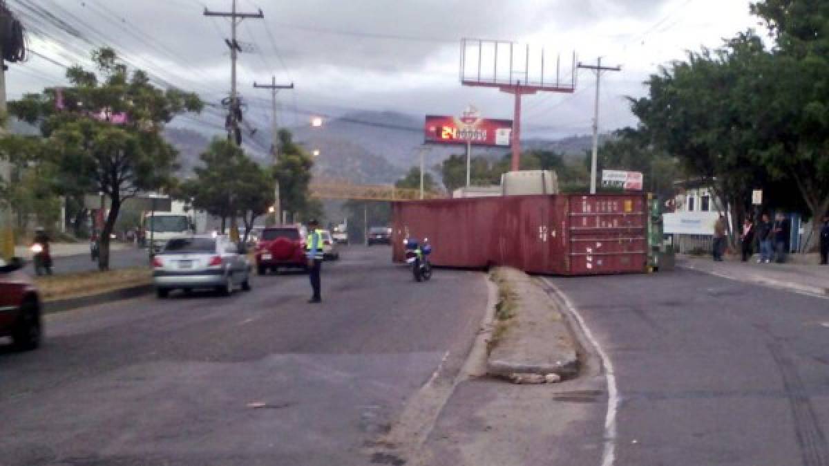 Volcamiento de rastra causa congestionamiento en el Periférico