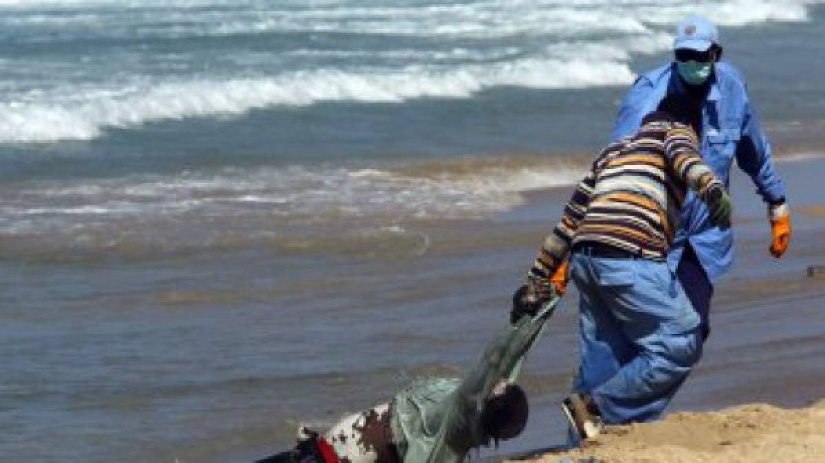  La costa de Libia está inundada de cadáveres