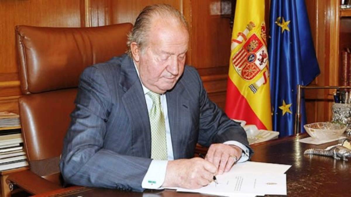 El rey Juan Carlos de España renuncia al trono