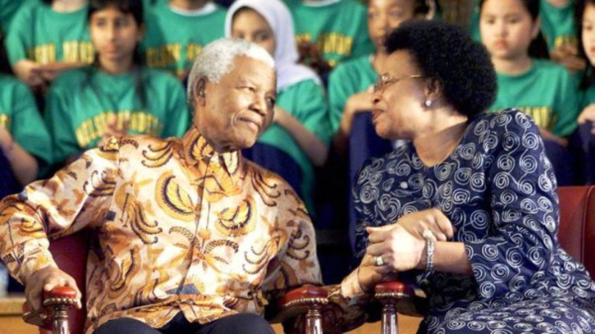 La viuda de Mandela renunció a la mitad de su herencia