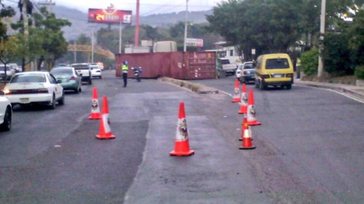 Volcamiento de rastra causa congestionamiento en el Periférico