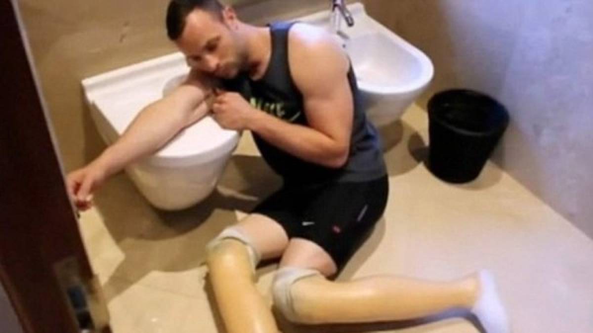 Revelan imágenes de cómo Pistorius reconstruyó el crimen de su mujer