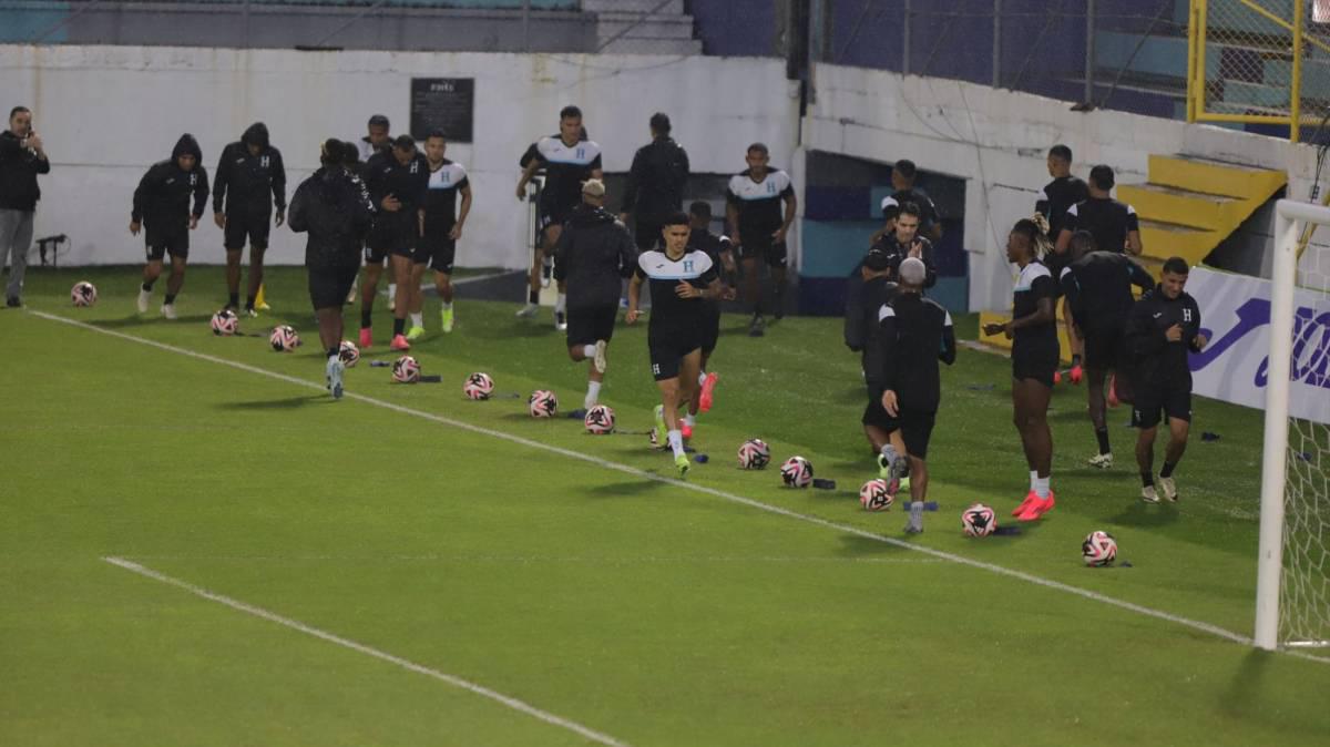 Honduras entrena bajo la lluvia previo al juego ante México por la Nations League