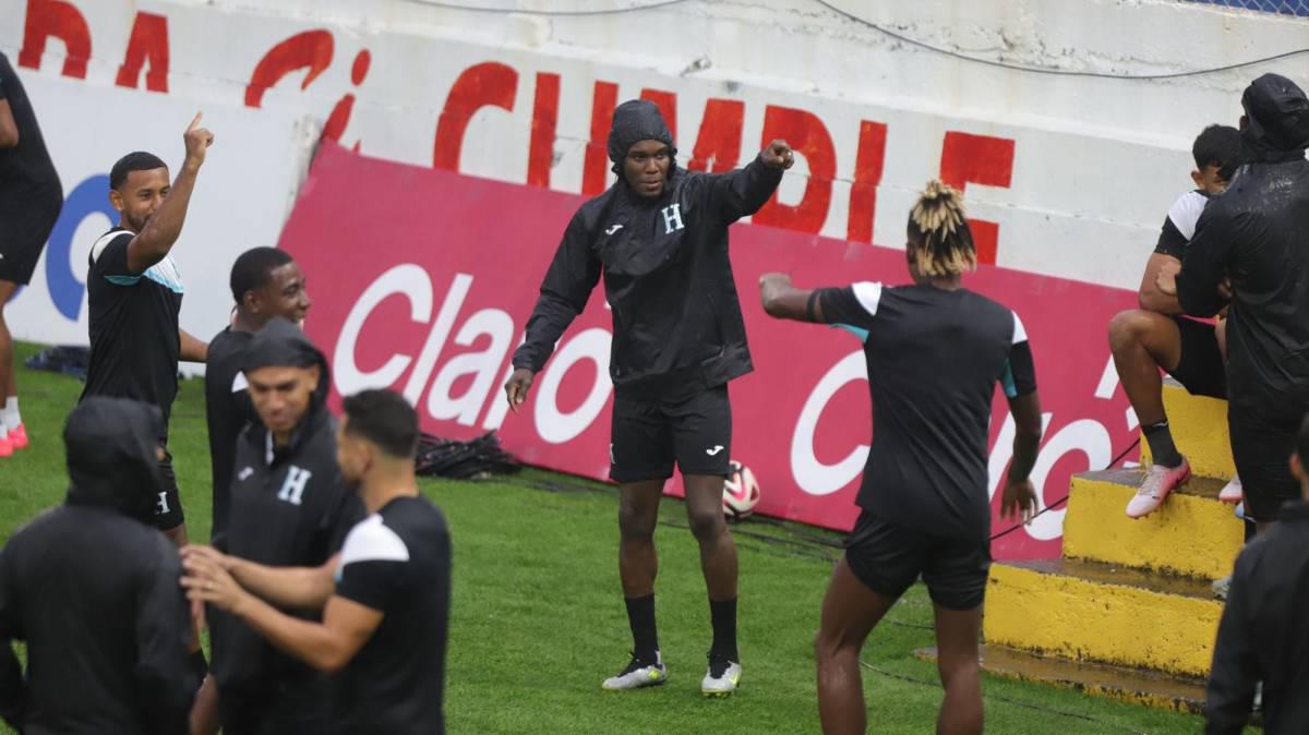 Honduras entrena bajo la lluvia previo al juego ante México por la Nations League