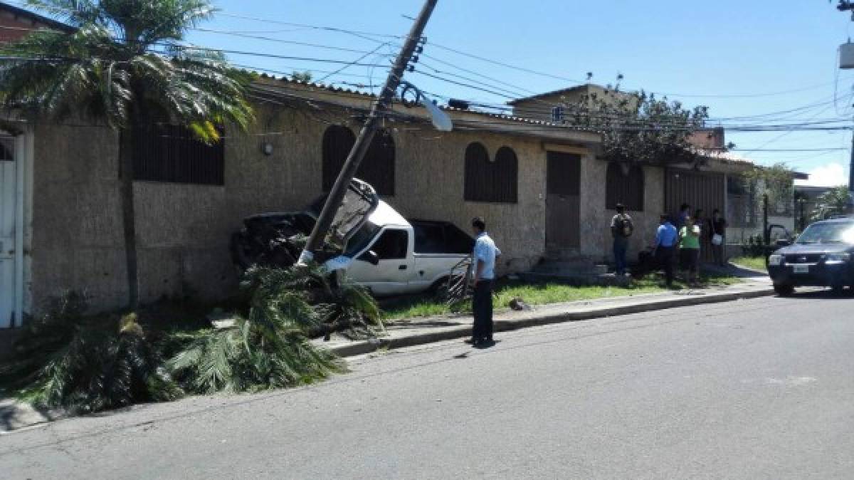 Conductor se salva de morir tras impactar su carro en poste en la Cerro Grande