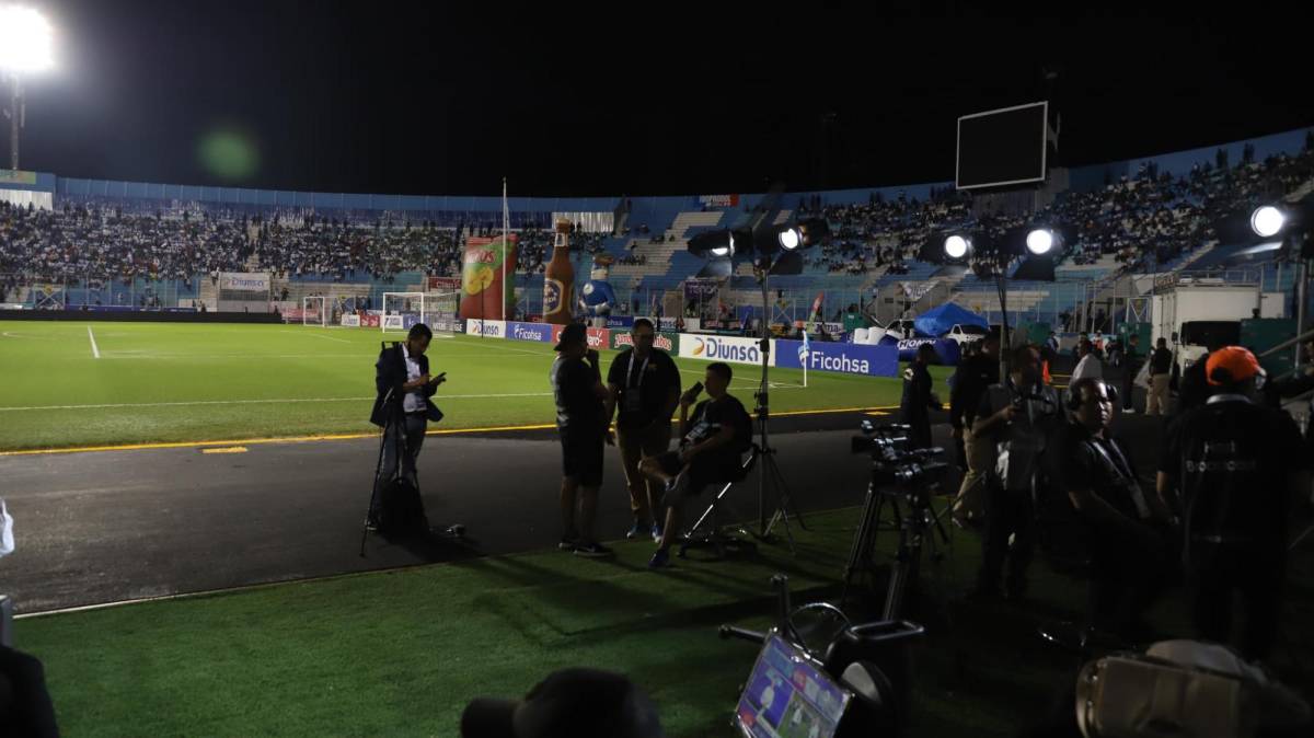 El estadio Chelato Uclés se empieza a llenar.