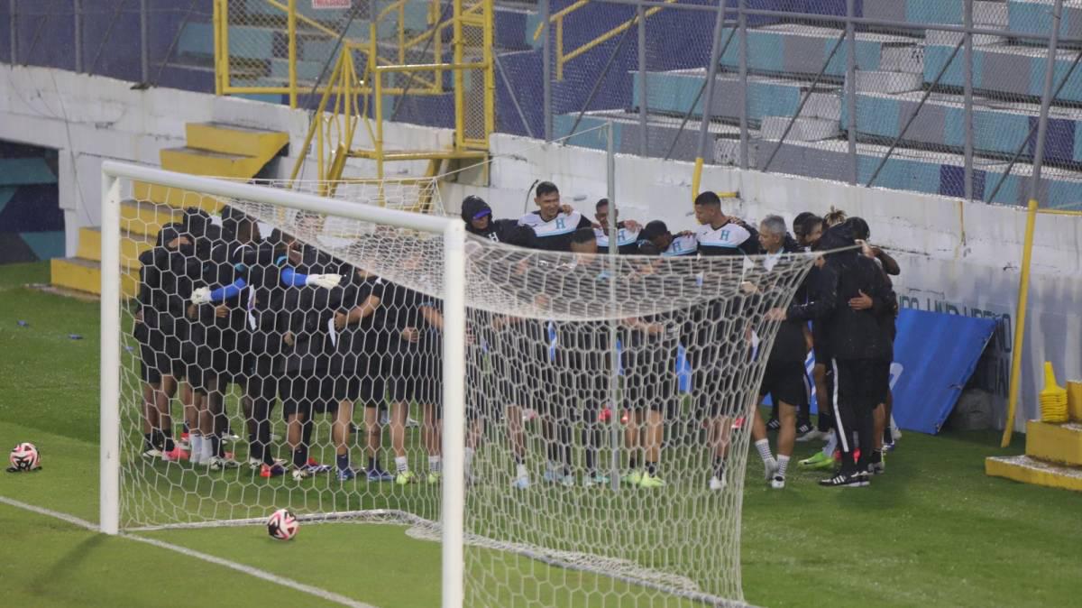 Honduras entrena bajo la lluvia previo al juego ante México por la Nations League